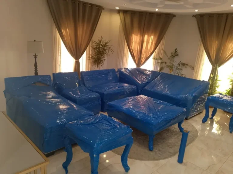 كنب زاوية أزرق مغلّف بالنايلون