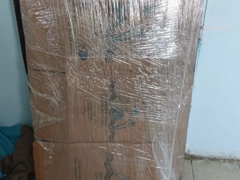 كراتين منقول مربوطة معًا بالنايلون لتثبيتها