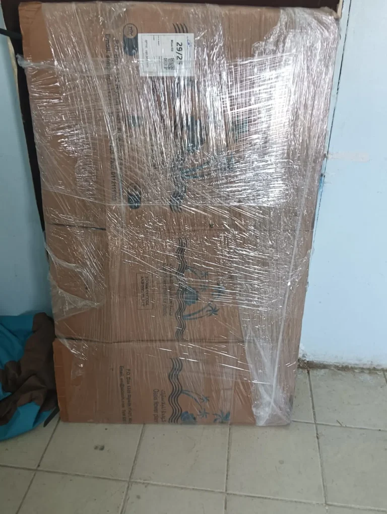 كراتين منقول مربوطة معًا بالنايلون لتثبيتها