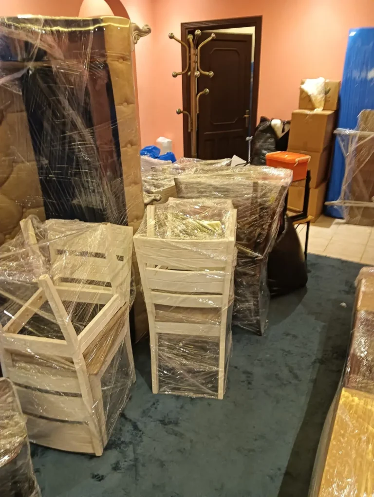 كراسي سفرة خشبية ملفوفة بالنايلون الشفاف