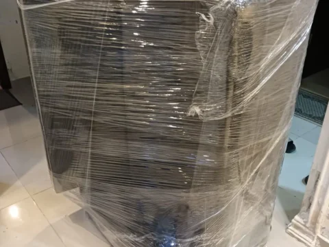ثلاجة كبيرة ملفوفة بطبقة سميكة من النايلون