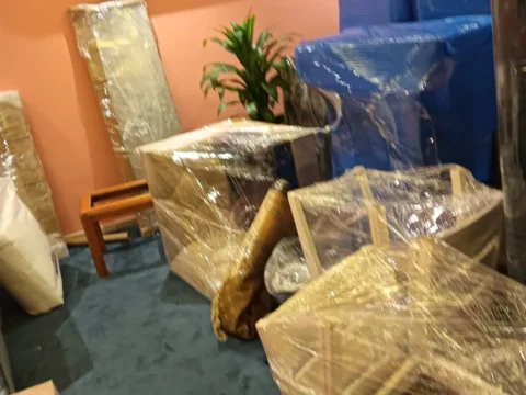 أثاث مغلّف ومرتّب داخل الغرفة قبل نقله إلى السيارة