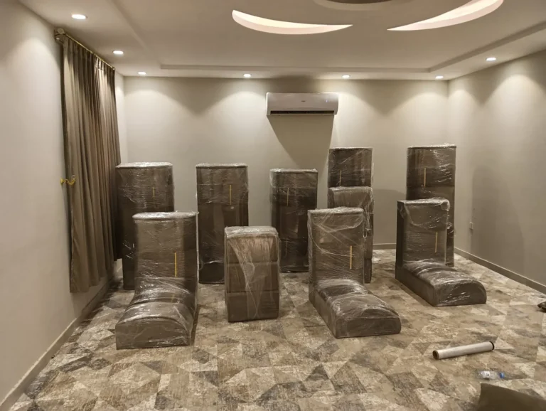 أثاث مغلّف بالكرتون والنايلون
