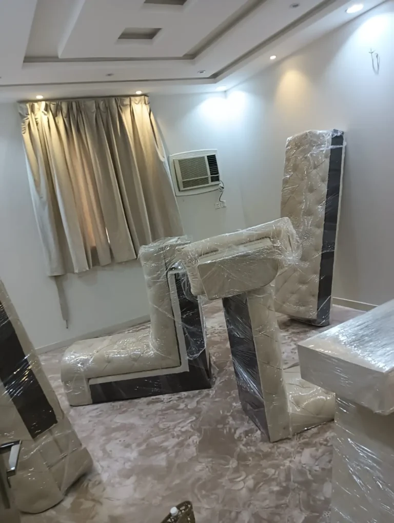 كنب مغلف بالنايلون الشفاف قبل التحميل