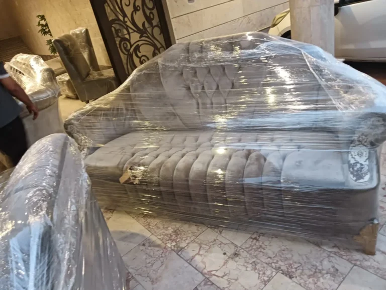 كنب مغطى بطبقات نايلون للحماية من الغبار والخدوش