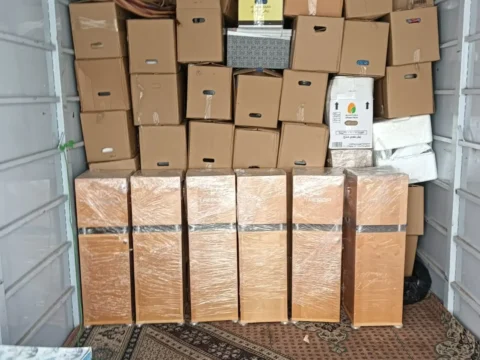 كراتين مرتّبة بإحكام داخل صندوق سيارة النقل