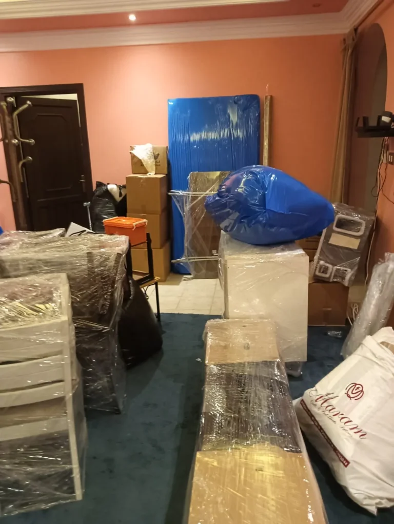 قطع أثاث مفكوكة وملفوفة بالنايلون داخل غرفة